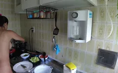 Esposa cozinhando nua