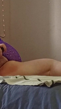La ragazza si masturba la figa pelosa