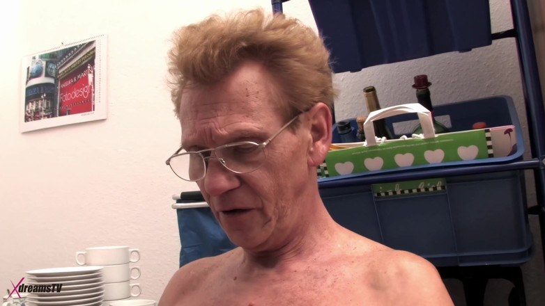 XdreamsTV: En mi casa - la abuela necesita una polla