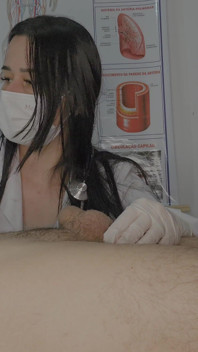 Krankenschwester kümmert sich mit Priapismus um Patienten