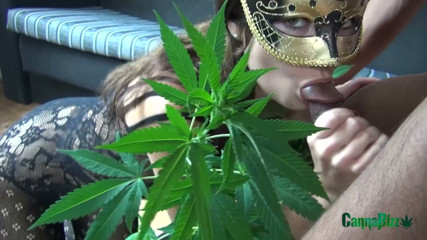 Cumbizz: La piccola teen fa un doppio pompino