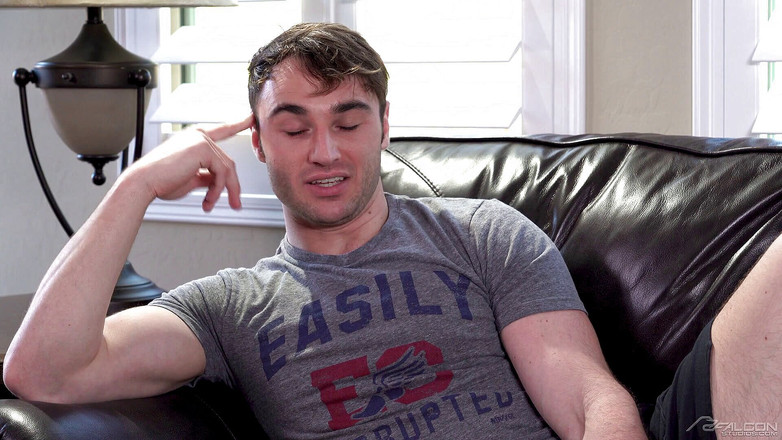 Falcon Studios: FalconStudios - Jock bien construit sans capote baise le cul rebondi...