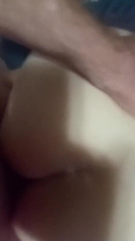 Fru ber om BBC creampie medan mannen knullar henne