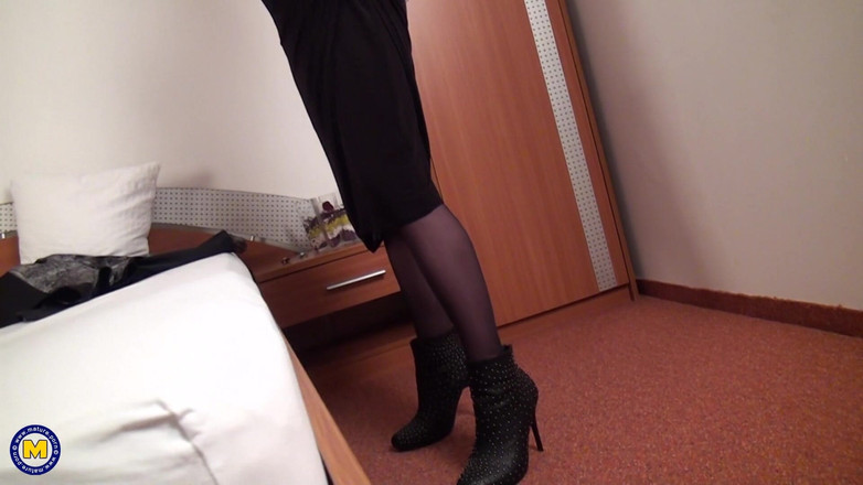 Mature NL: Mẹ già tabitha thủ dâm trước cam lần đầu tiên