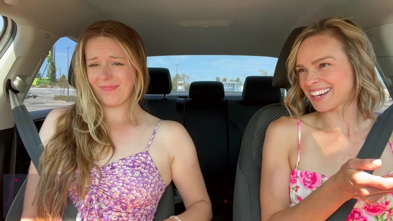 Serenity Cox: Nadia Foxx和serenity cox用郁郁葱葱的遥控振动器在驱动器中硬射精