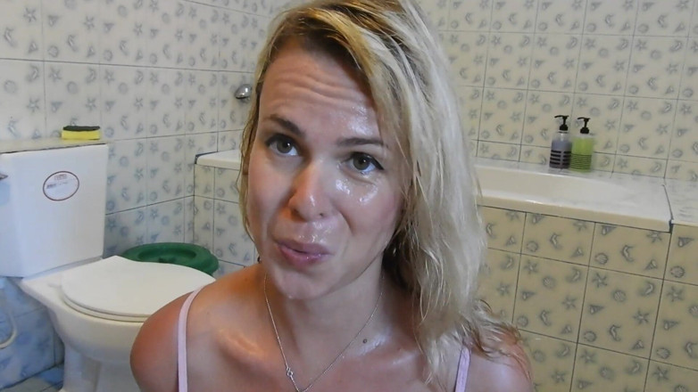 MissAnja_FH: Pulizia del bagno estremamente sudata
