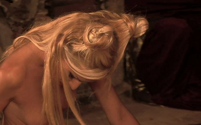 Hand Lotion Studios: Гнучка блондинка робить двом джентльменам мінет і трахається в обидві дірки