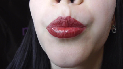 Anna Sky: Sexy obryně jí gumové medvědy