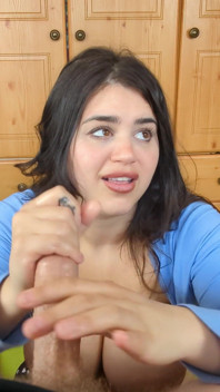 Adoration de la bite par une déesse latina à forte poitrine