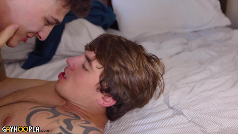 Gay Hoopla: Dubur pertama Jeremy Barker yang tidak dapat dilupakan