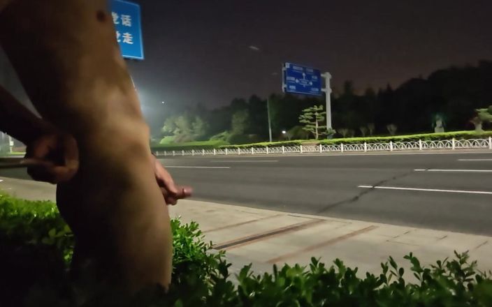ChineseBisexual: 在繁忙的街道上赤身裸体奔跑并自慰