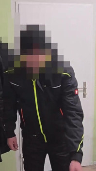 Etero operaio-installatore sposato convinto di farsi un pompino