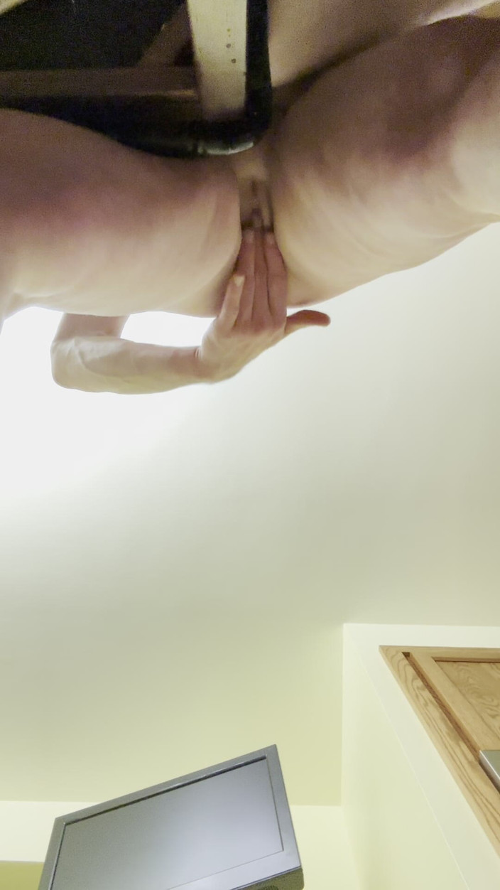 Alpha stud 4 u: Vedeți unghiul camerei de la pubisul ei cu dress on