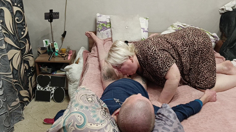 Zona901: 내 손 일을 방해한 이웃이 나에게 깊은 오럴을 주고 정액을 삼켜