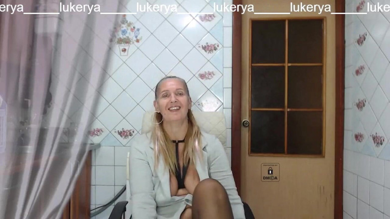 Lukerya: 我是如何拍摄关于试穿不同内裤的视频的