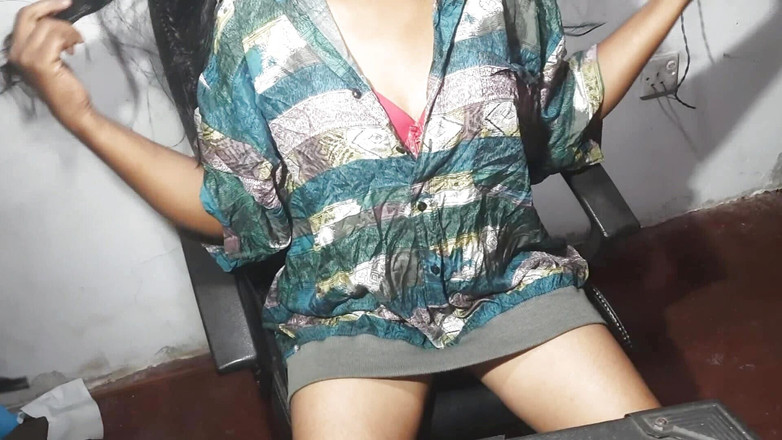 PinkyCouple: アッサムのスリランカの女の子は彼女の裸の体の曲線を示すためにここにあります