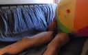 Inflatables: Cummin ciężko z piłką plażową