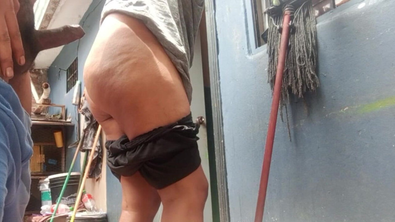 BigassMILF40: De schoonmaakster was aan het doen in de achtertuin