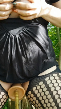 Exkluzivní šukání milf sexuálního stroje v parku u letiště