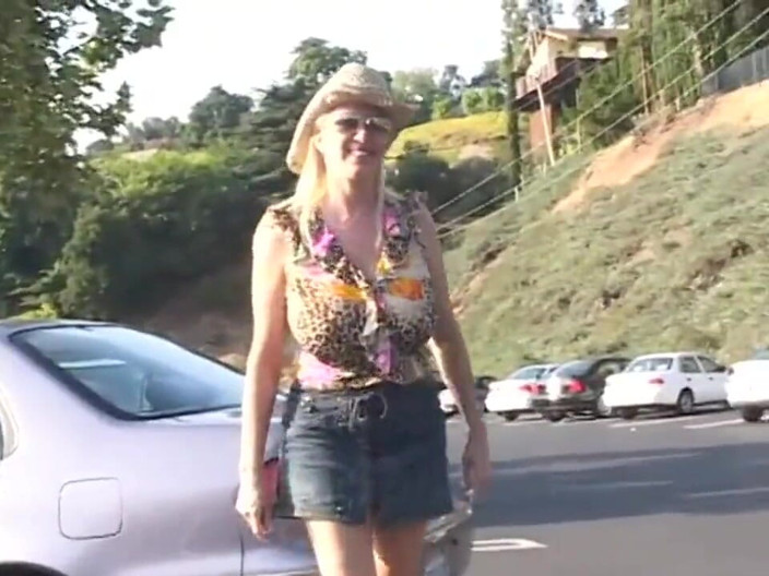 Milf in Love: Pizdă blondă cu țâțe uriașe futând jucării sexuale