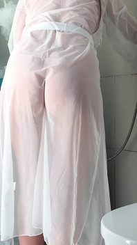 Une belle-mère nettoie la salle de bain dans sa robe transparente. Lentement
