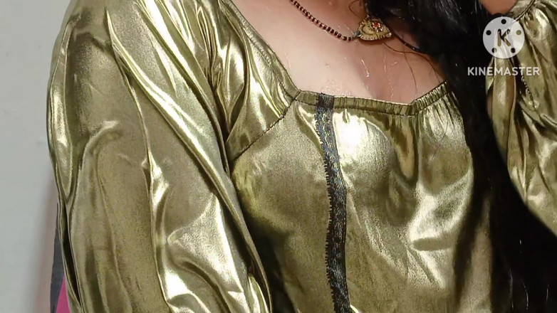 Ankurpriya000: Vedi la sorellastra mentre si fa il bagno