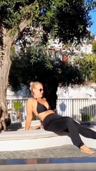 Gli esercizi di yoga di selena e il sesso all'aperto