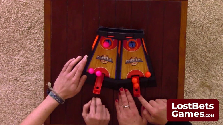 Lost Bets Games: Tobi Září v tomto striptýz basketbalové flippies hry