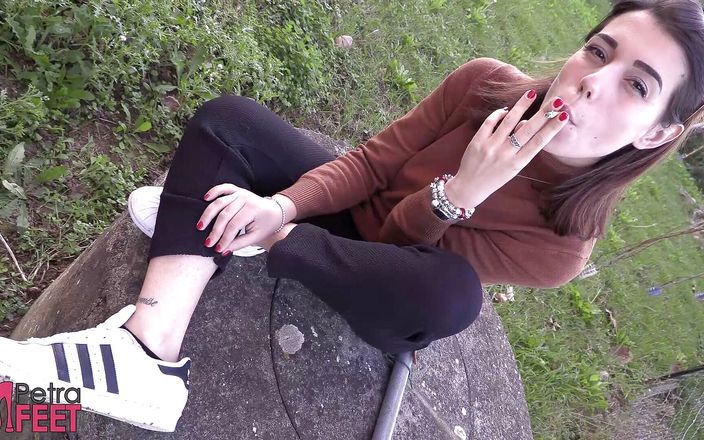 Smokin Fetish: 야외에서 담배를 피우는 미녀 십대