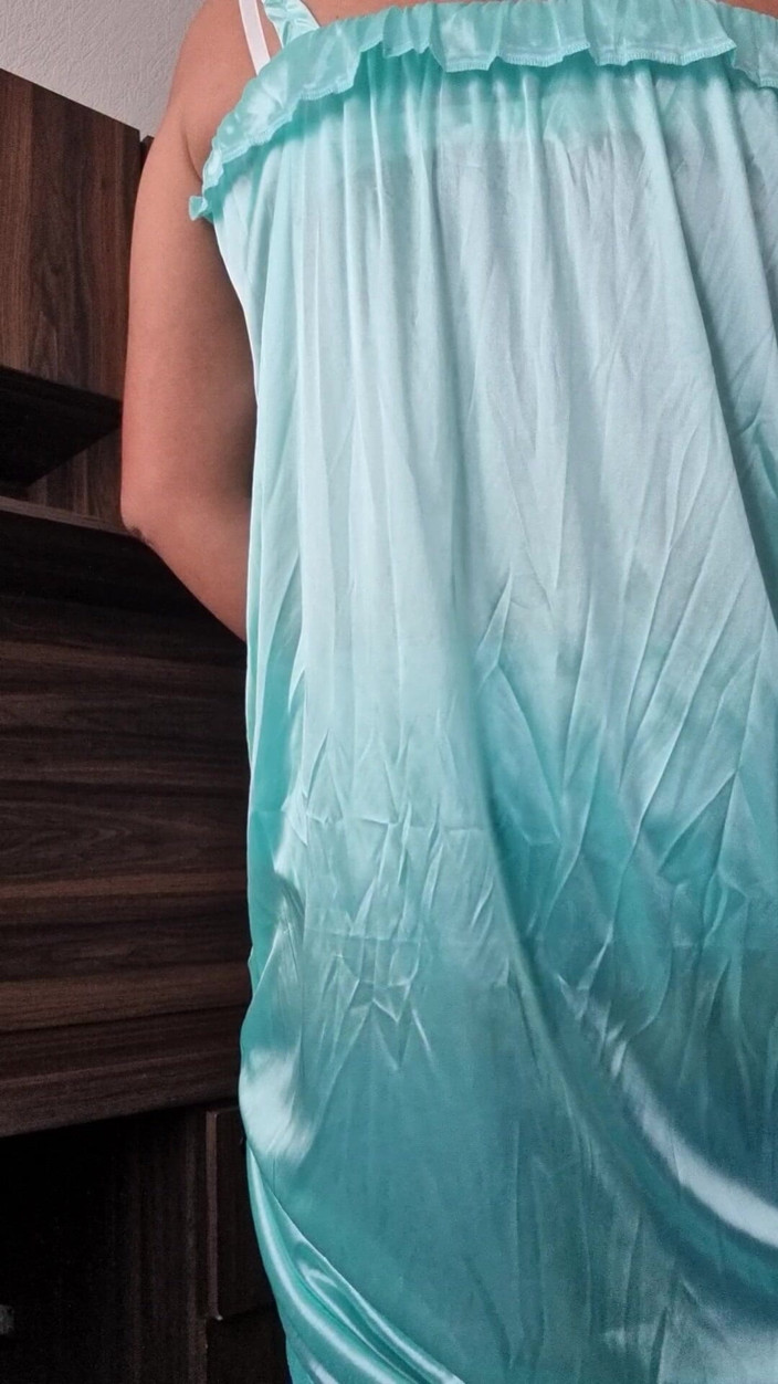 Sexy shinny clothes: 파란색 새틴 잠옷, 손 없는 자위, 부드럽고 섬세한 새틴 원단, 새틴 팬티와 스타킹
