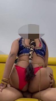 Ibu tiri India berpantat tebal suka menunggang lelaki muda dengan zakar besar