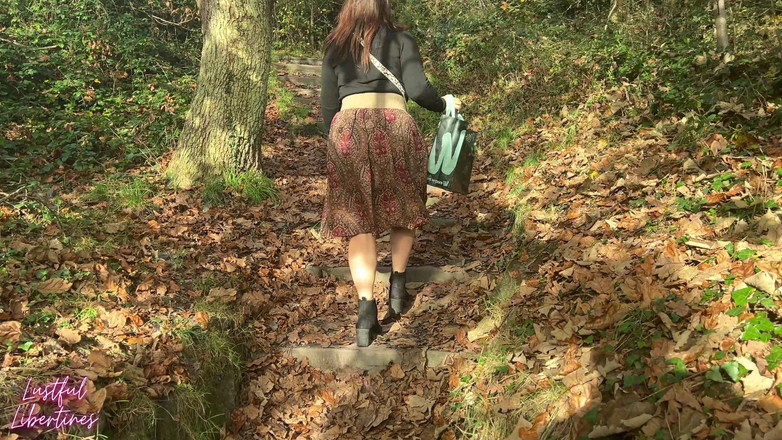 Lustful Libertines: Mirando al maestro haciendo pis en el bosque