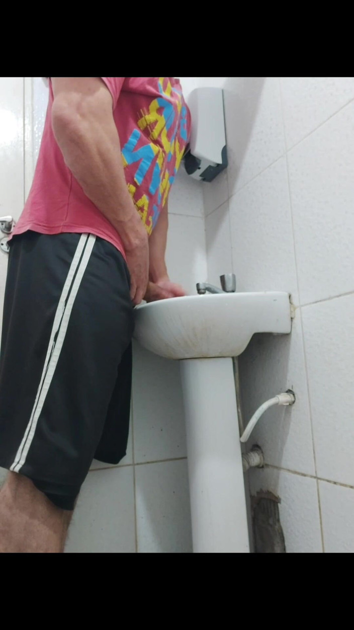 Carlos Simoes: Brazylijski facet masturbuje się dla swoich przyjaciół, a następnie kilka...