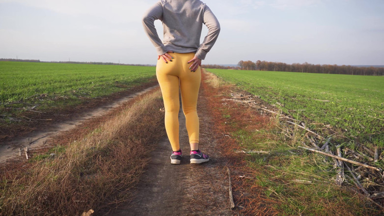 Teasecombo 4K: Donne che camminano all'aperto in pantaloni attillati da yoga