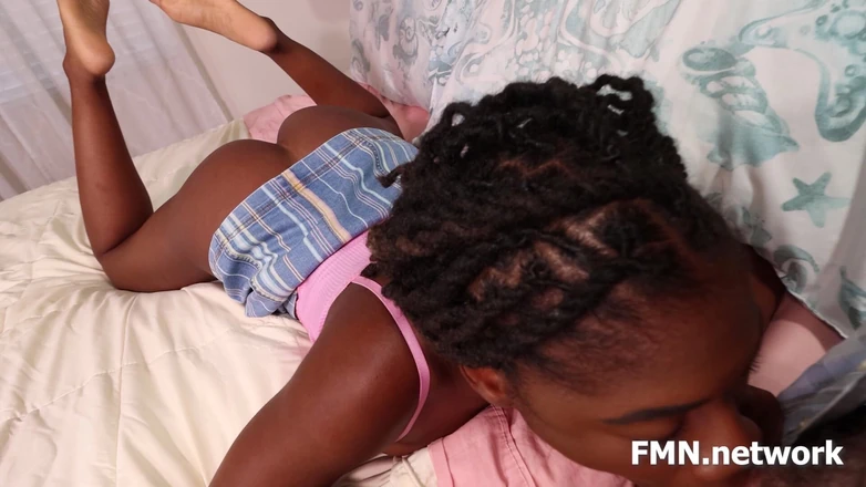 Feet On Demand: Femme noire sexy et provocante