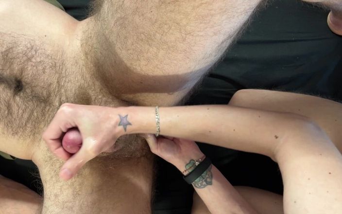 MaxHotty: Трахання пальцями татової дірки та смоктання великого волохатого члена