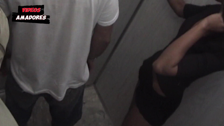 Amateurs videos: Asansör kamerası evli komşusünü başka bir adamla sikişirken yakalıyor