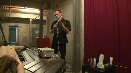 Absolute BDSM films - The original: Dominante estiramiento de coño