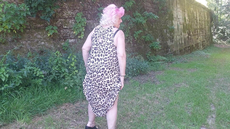 PureVicky66: Mature Slut Fingers Pussy Outdoors Till Squirting Explosion
