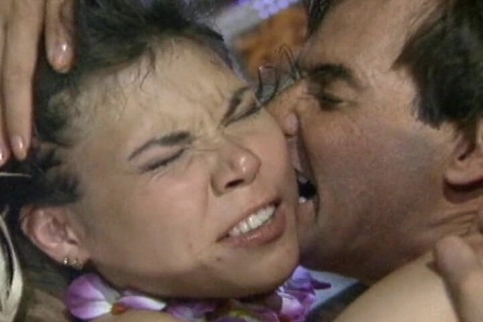 THAGSON RETRO: Ragazze hawaiane sgocciolano sborra dopo un intenso piledriver martellante