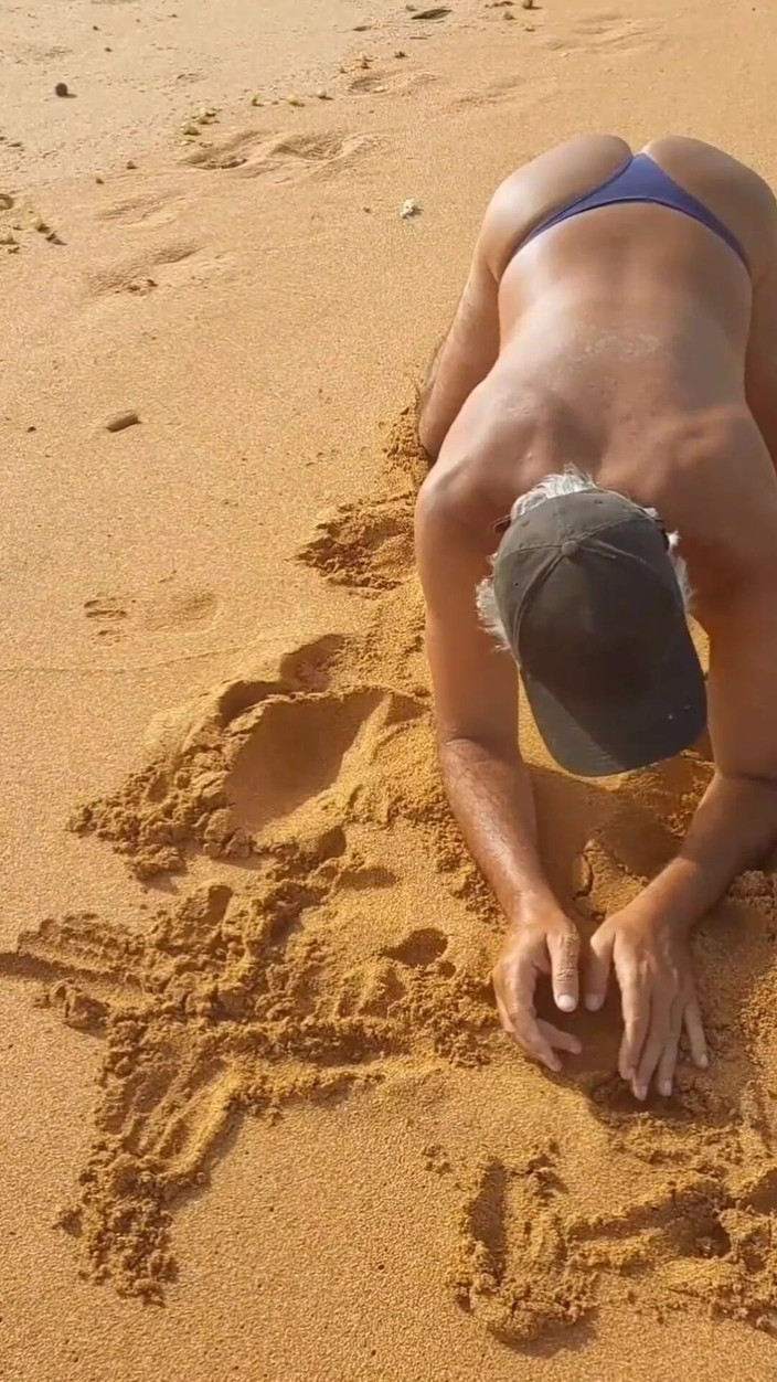 Ladysilvas: Ladysilva en la playa mostrando su culo caliente en bikini