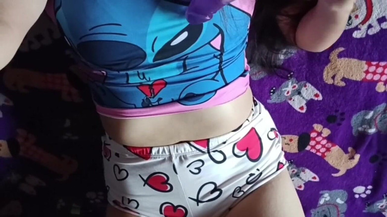 Yuli and tony: Pengacara muda lagi asik masturbasi di ranjang kliennya