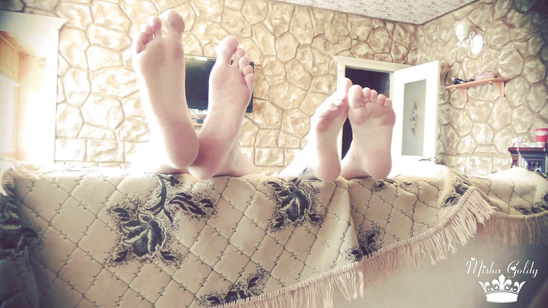 Goddess Misha Goldy: 手淫到我们的脚戴绿帽子的贝塔脚