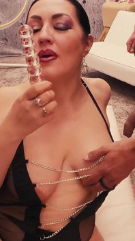 Elina montata nuda da galli stranieri
