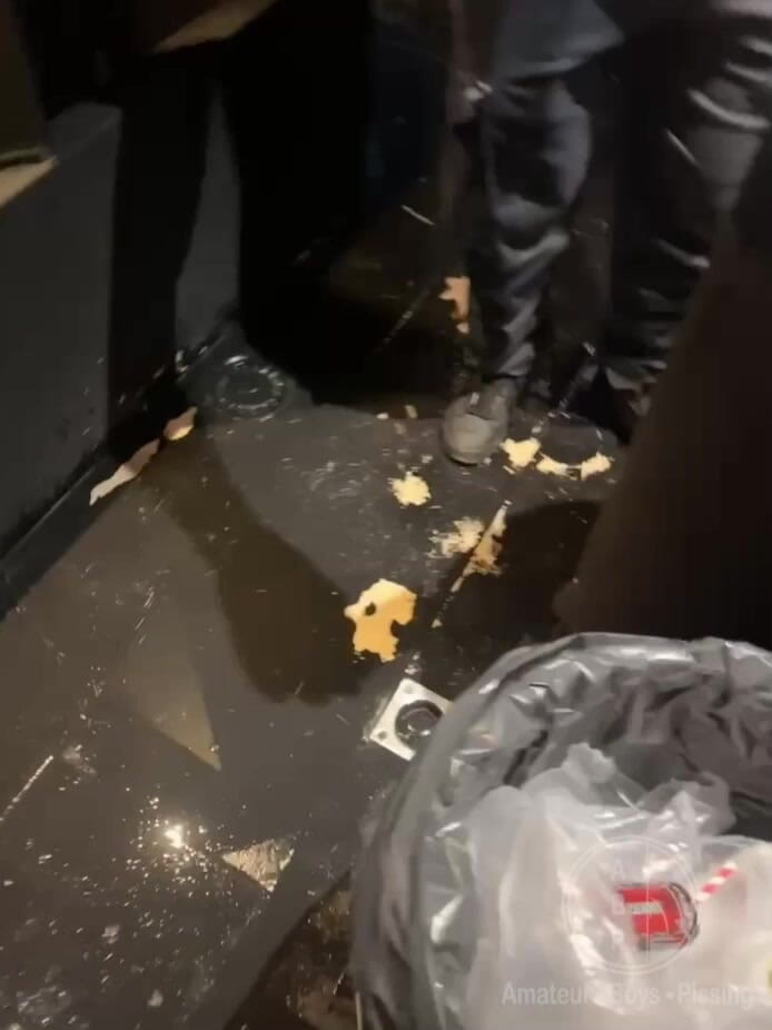 AmateurBoysPissing: Băiatul intră în toaletele cluburilor și prinde un tip gata să se
