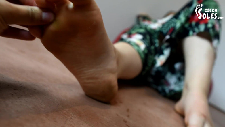 Czech Soles - foot fetish content: Picioarele ei sexy obosite - venerare