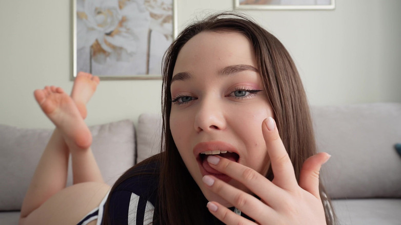 Arina_Love: Mladá macecha masturbuje s análním kolíkem - sténání, prstění a špinavý orgasmus