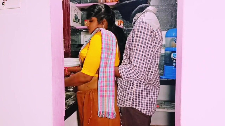 Telugu honey lips: Une bhabhi desi se fait malheureusement baiser dans la cuisine...