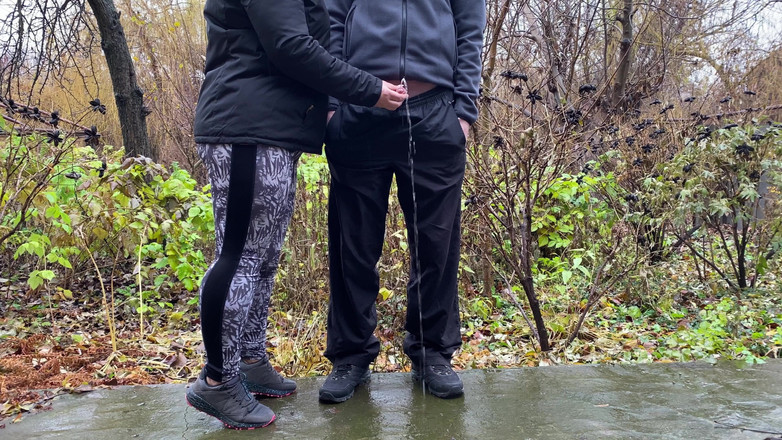 OurFetishLife: 公園でジョギングした後のスポーツ義母が義理の息子のペニスを咥える