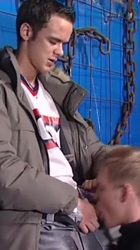 Grup - koklama, çorap ve spor ayakkabılı Alman patenci twink eylemi